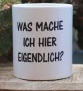 Weiße Tasse mit Spruch "Was mache ich hier eigentlich"